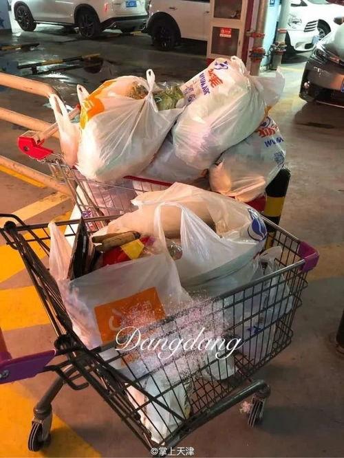 疫情期间吃冰瓜,冰瓜解暑,共度清凉时光