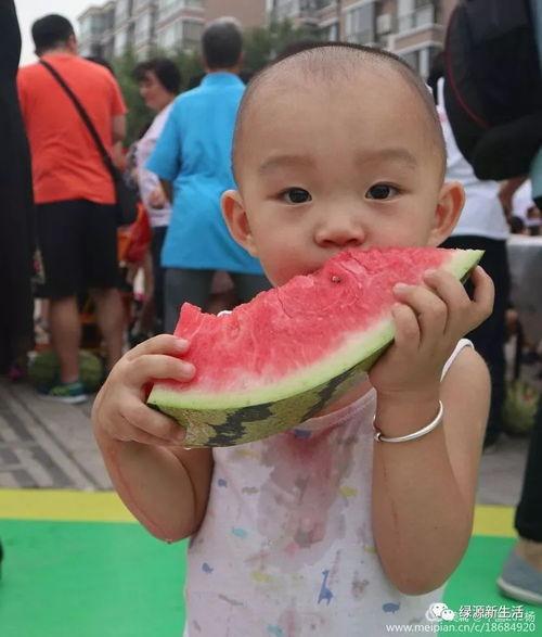 现场吃瓜的照片图片,捕捉夏日街头趣味瞬间
